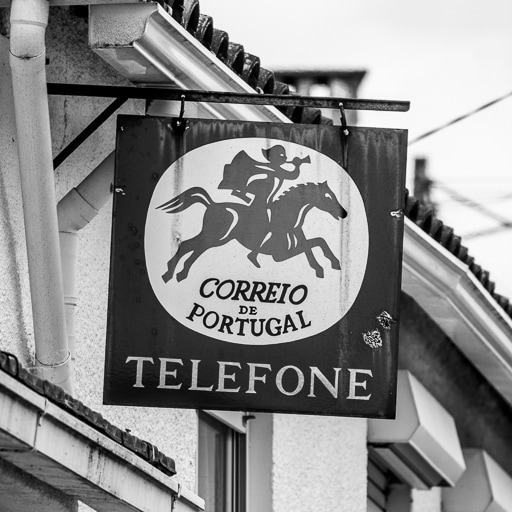 Placa identificativa do telefone público