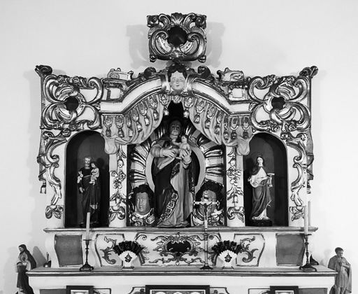 Altar da capela com a imagem da Nossa Senhora do Amparo